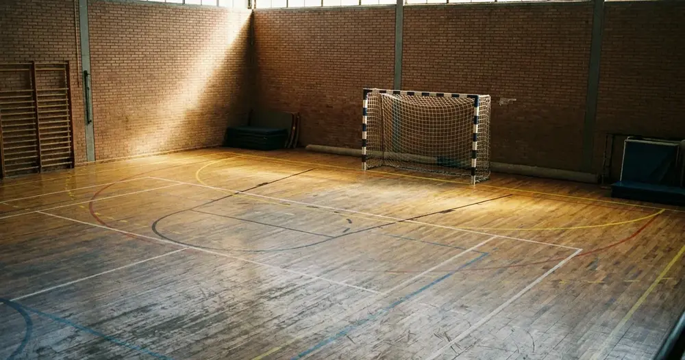 quadra de futsal vazia com marcações pintadas e trave