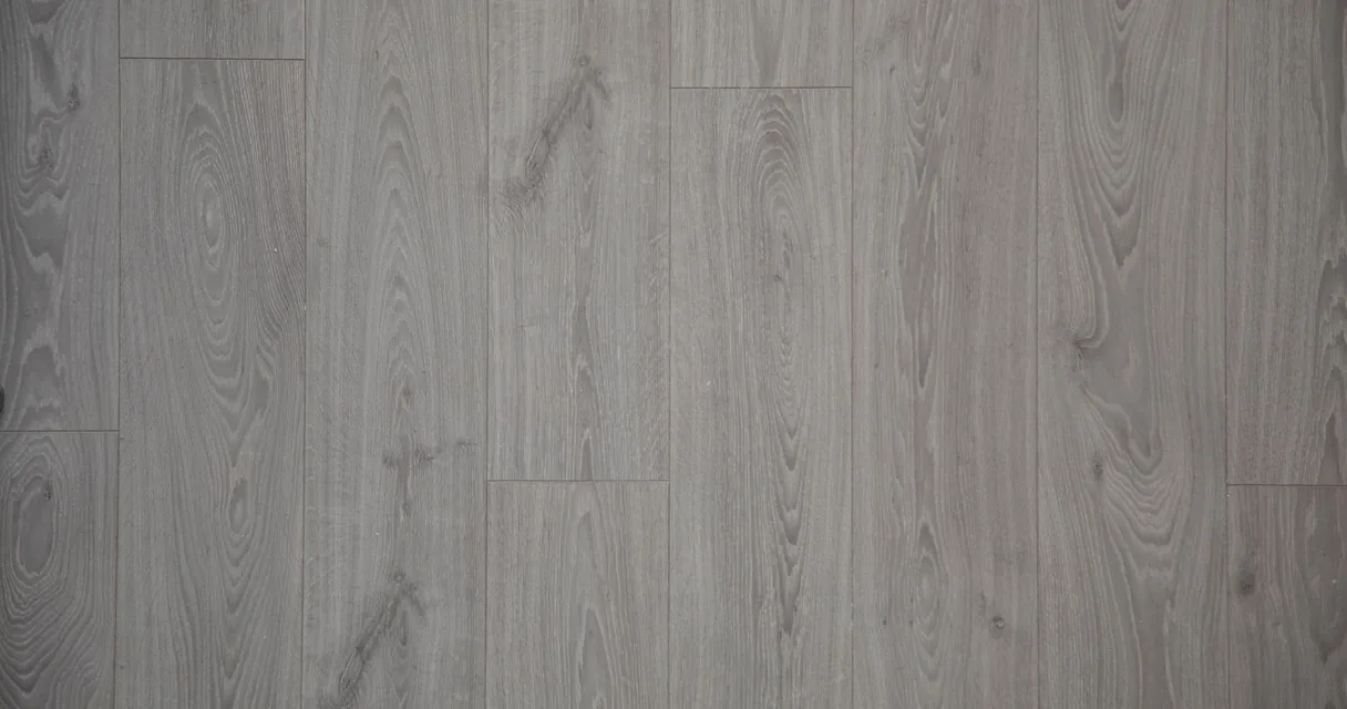 Piso laminado cinza com veios de madeira, ilustrando piso laminado como limpar